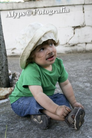 Menino depois de brincar na terra